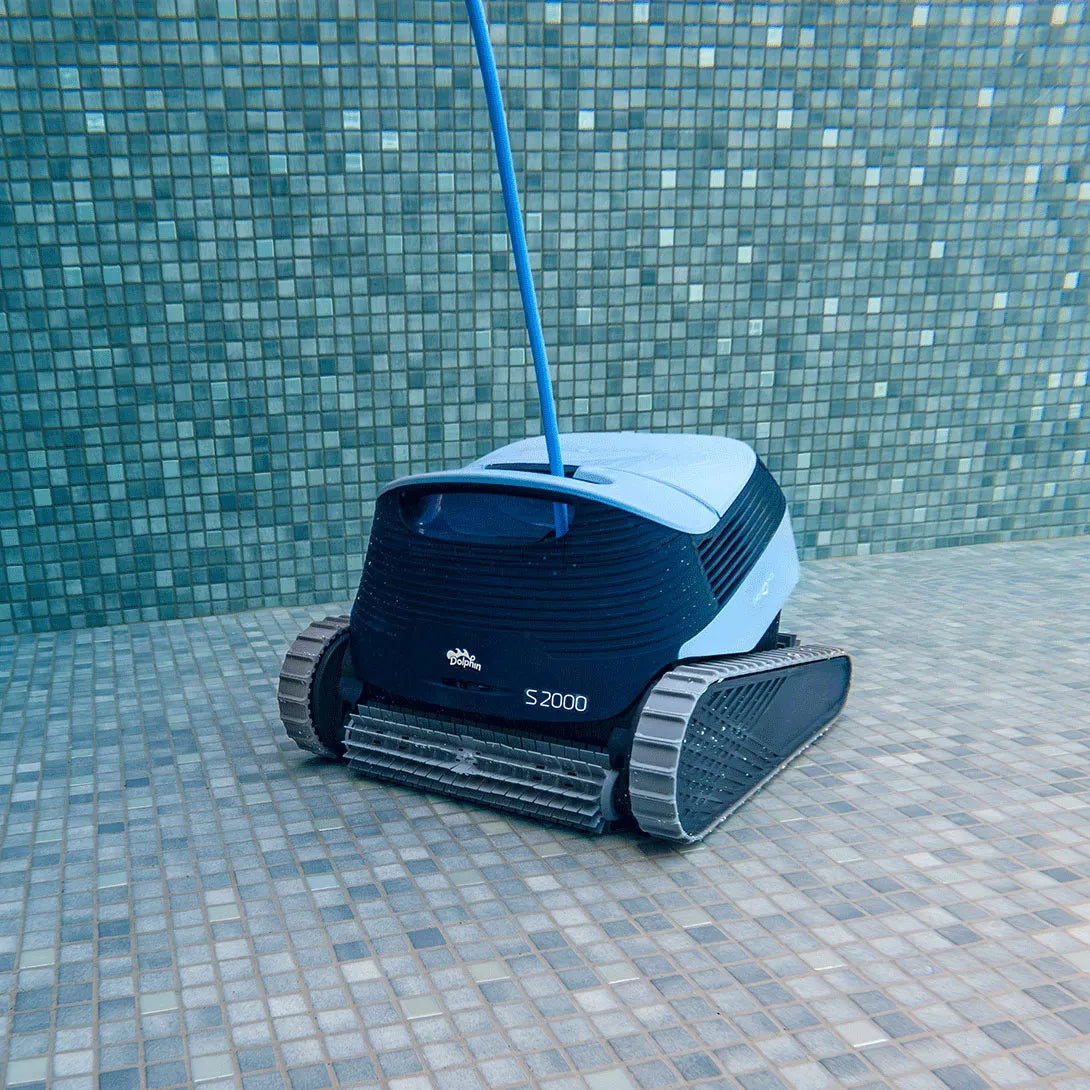 Maytronics Dolphin-S2000 in pool