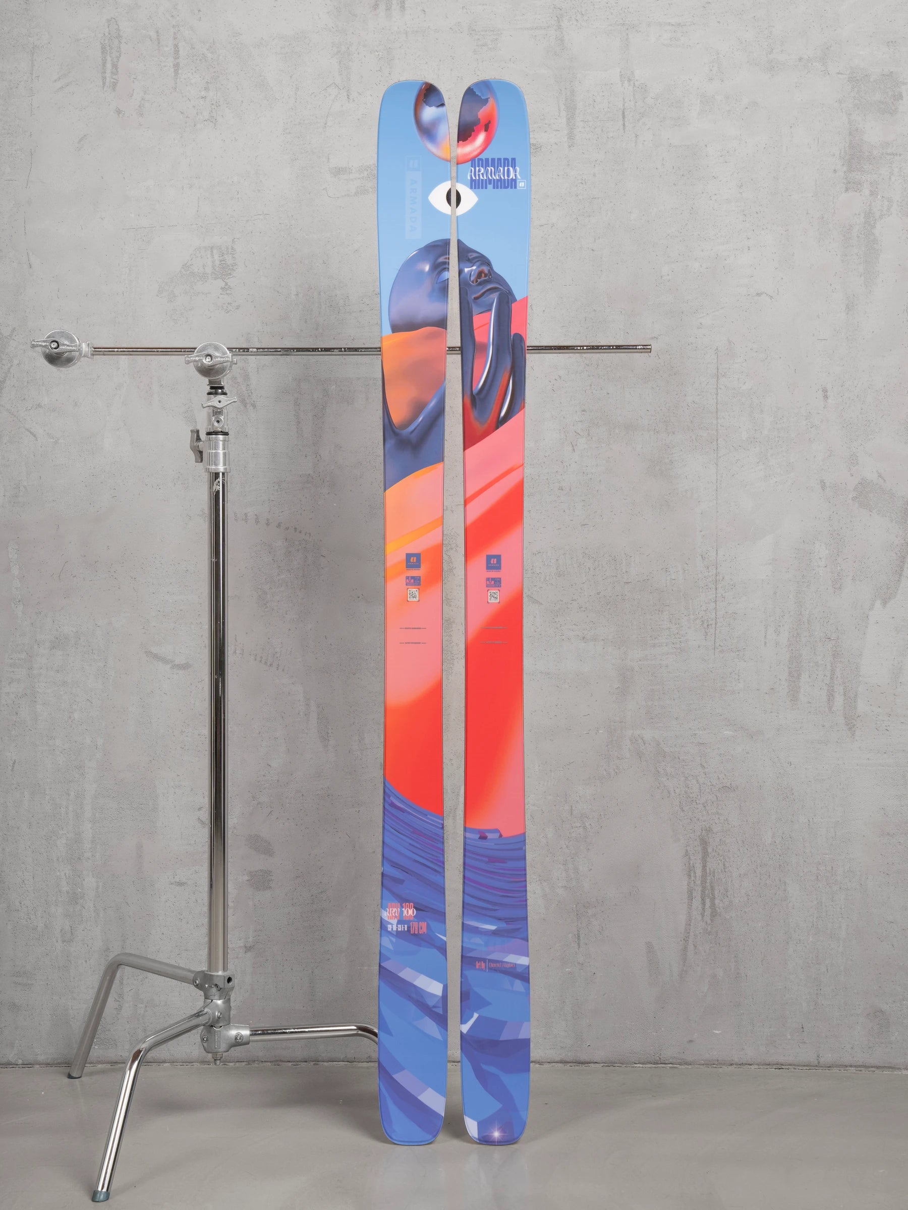 An entirely new creation, the ARV 100 is the all-mountain freestyle king with a 100 mm waist and AR Freestyle Rocker providing exceptional all-around versatility.